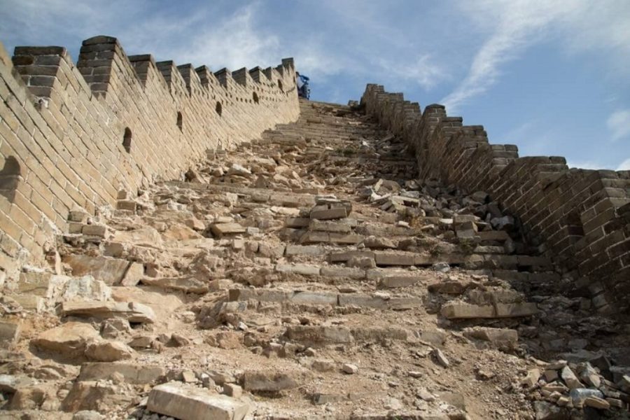 Легенды великой стены. Великая китайская стена раскопки. Великая китайская стена разрушенная. Разрушенные части Великой китайской стены. Китайская стена разрушенная часть.