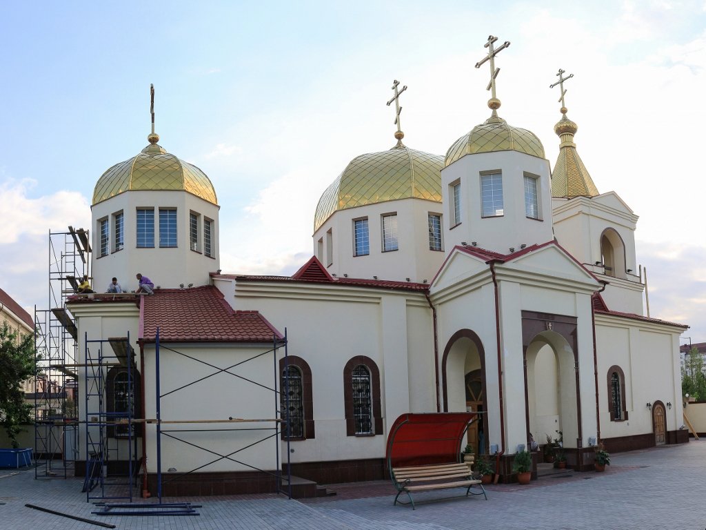 В чечне есть православные храмы. Храм Михаила Архангела (Грозный). Церковь Архангела Михаила в Грозном. Православный храм Михаила Архистратига Грозный. Храм Архангела Михаила Чечня.